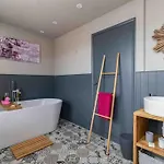 בית נופש Luxury Nestled In The Heart Of - Pet Friendly *