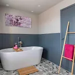Luxury Nestled In The Heart Of - Pet Friendly בית נופש