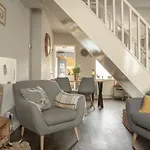 Luxury Nestled In The Heart Of - Pet Friendly בית נופש