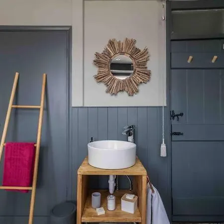 Luxury Nestled In The Heart Of - Pet Friendly Pickering