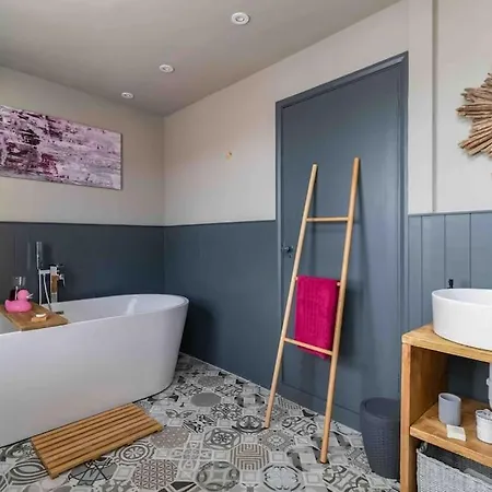 別荘 Luxury Nestled In The Heart Of - Pet Friendly *