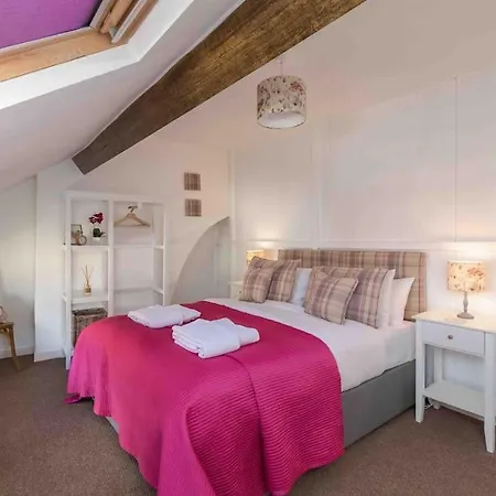 Holiday home Luxury Nestled In The Heart Of - Pet Friendly