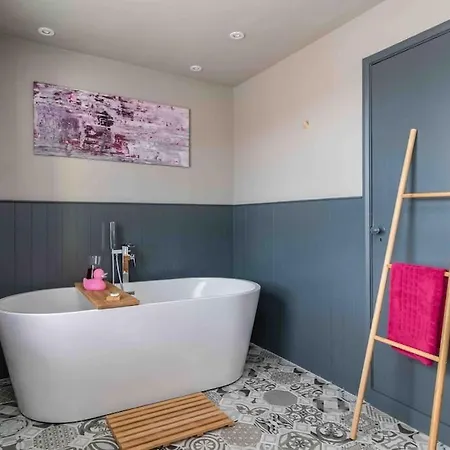 Luxury Nestled In The Heart Of - Pet Friendly Vakantiehuis