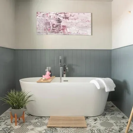 Luxury Nestled In The Heart Of - Pet Friendly * ピカリング