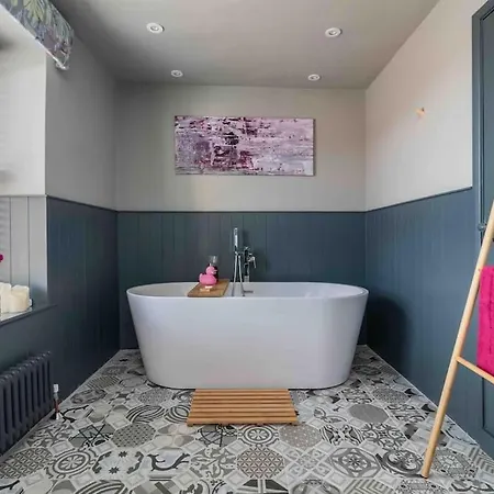 Luxury Nestled In The Heart Of - Pet Friendly